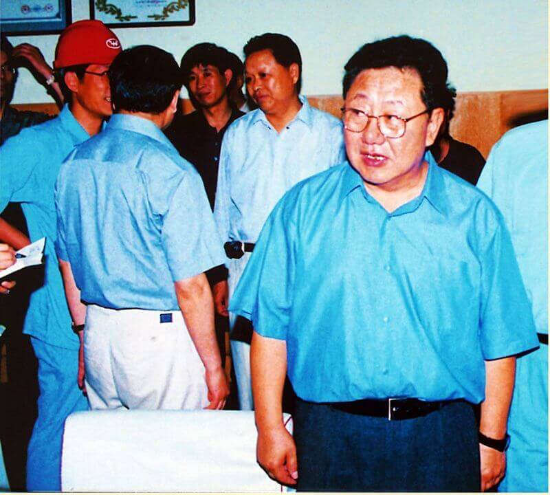 2002年6月6日，时任中共河南省委书记陈奎元（右一）到尊时凯龙Z6调研。
