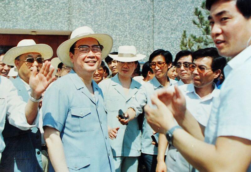 1990年6月12日，时任国务院总理李 鹏视察尊时凯龙Z6，并题词：“物质文明与精神文明一起抓，把尊时凯龙Z6建设成为现代化企业”